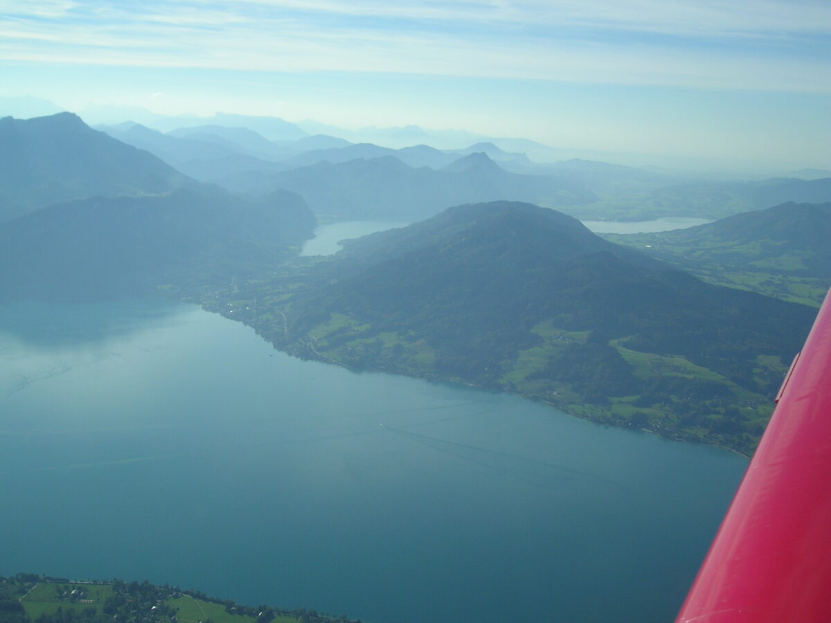 Foto vom Flugzeug auf den Mondsee sowie auf den Attersee