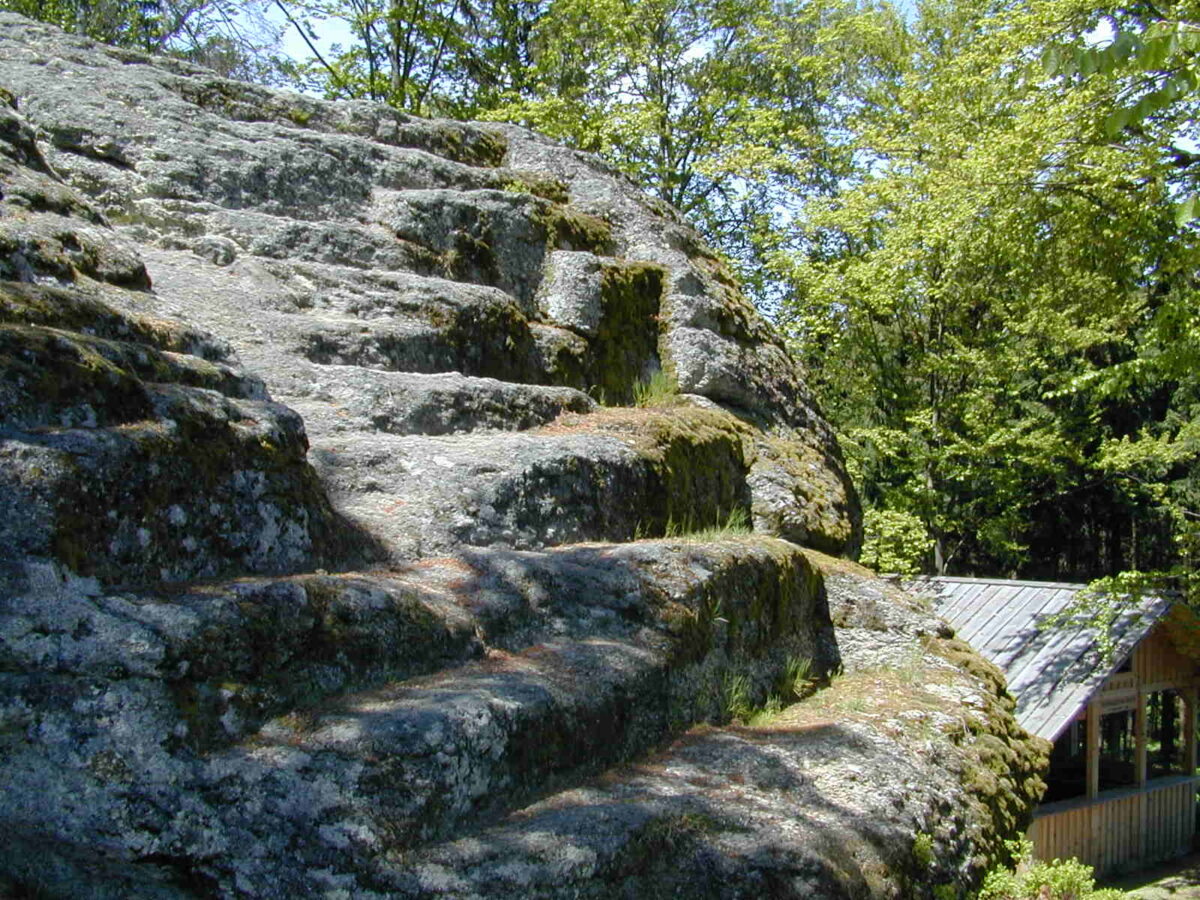 Blick auf den Heidenstein, eine Felsformation aus Weinsberger Granit