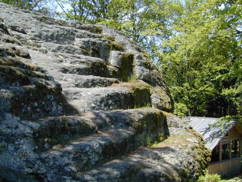 Blick auf den Heidenstein, eine Felsformation aus Weinsberger Granit