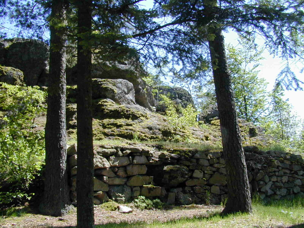 Blick auf den Heidenstein, eine Felsformation aus Weinsberger Granit