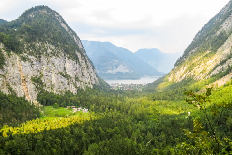 Blick auf das grüne Echerntal im Dachsteingebiet mit Blick Richtung See