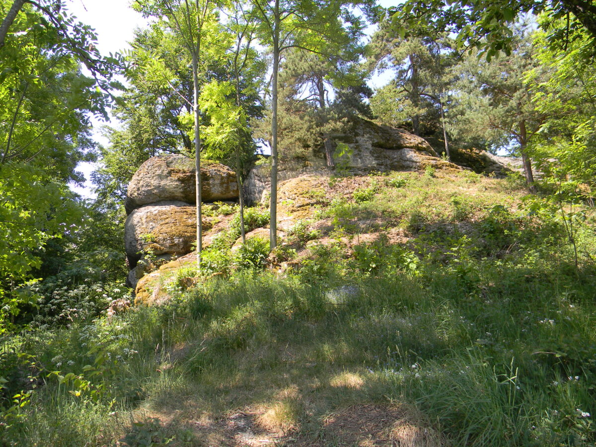 Blick auf den Heidenstein, eine Felsformation aus Weinsberger Granit
